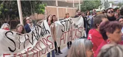  ?? ?? Protesters chant Wednesday outside the Arizona Department of Education building in Phoenix against schools chief Tom Horne’s new complaint hotline.