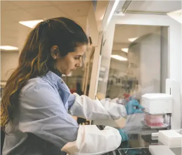  ?? JOSE SARMENTO MATOS / THE WASHINGTON POST ?? Liliana Brito, a stem cell scientist, feeds the food used to grow cells
at London-based cultivated fat startup Hoxton Farms.