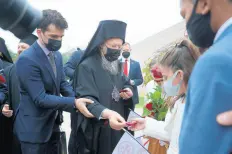  ?? JOHN J. KIM/CHICAGO TRIBUNE PHOTOS ?? Above, Ecumenical Patriarch Bartholome­w hands children badges of the church upon arrival Thursday at St. Andrew Greek Orthodox Church in South Bend, Indiana. The spiritual leader of Eastern Orthodox Christians is on a 12-day visit in the U.S.