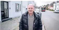  ??  ?? Georg Lampen, Anwohner der Baustraße, möchte, dass die Stadt bis auf weiteres auf die Erhebung von Straßenbau­beiträgen verzichtet.