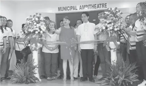  ??  ?? Consolacio­n Mayor Joannes Alegado and his mother Vice Mayor Teresa Alegado lead the launching of the town’s amphitheat­er yesterday. JOY TORREJOS