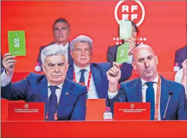  ?? ?? Pedro Rocha y Luis Rubiales, en una votación en la Federación.