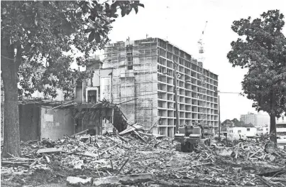  ?? DAVE DARNELL/THE COMMERCIAL APPEAL ?? Remains of the old and constructi­on of the new is evidenced as the R.Q. Venson center rises on Beale Street west of Danny Thomas on July 30, 1971.