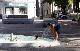  ?? (AFP) ?? Il a fait très chaud, hier dans de nombreuses communes françaises, comme ici à Perpignan, où tous les moyens étaient bons pour tenter de se rafraîchir.