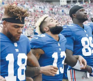  ??  ?? Roger Lewis (18), Odell Beckham (13) et Jerell Adams (89), des Giants de New York, ont manifesté pendant l’hymne national, dimanche. Associated Press: Jason Behnken