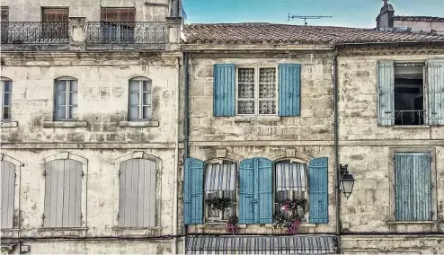  ?? ?? Maisons mitoyennes peintes aux couleurs pastel à Arles, France