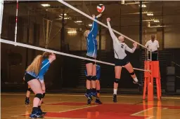  ?? Staff photo by Jerry Habraken ?? Texas High's Katelyn Jordan, 2, rises up to the net to challenge Prairiland's Laney Raley during their game Tuesday at the Tiger Center.