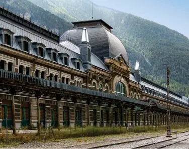  ??  ?? Estación ferroviari­a internacio­nal de Canfranc.