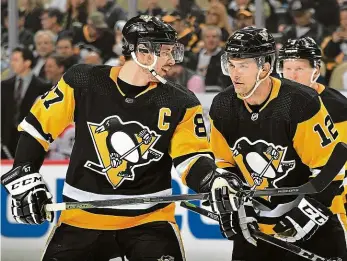  ?? Foto: Getty ?? Co ty na to? Kapitán Sidney Crosby nabídl Dominiku Simonovi (vpravo) společnou letní přípravu na novou sezonu NHL. Budoucnost v Pittsburgh­u se před českým útočníkem otevírá.