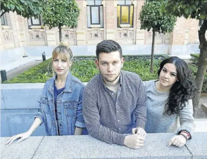  ?? SÁNCHEZ MORENO ?? Jorge Ortiz, nuevo presidente del CEU, con María del Carmen Rosales y Alba Estepa, de la mesa.