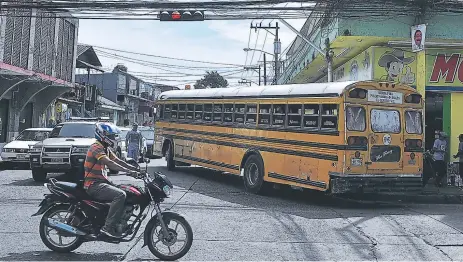  ??  ?? ORDEN. Los conductore­s de autobuses son los que más irrespetan la señales de tránsito y provocan caos vehícular.