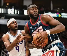  ?? Mark Mulligan/Staff photograph­er ?? Newly acquired Justin Holiday, left, a career 36.4 percent 3-point shooter, is an outside scoring threat who also brings defensive tenacity from the wing.