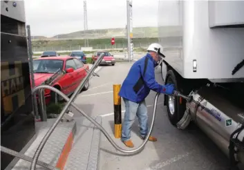  ??  ?? El repostaje se realiza por el tanque izquierdo donde se alojan las tomas de llenado y “venteo” con el manómetro y la toma de tierra. La maniobra requiere mayor atención y medidas de seguridad que en camiones diésel.