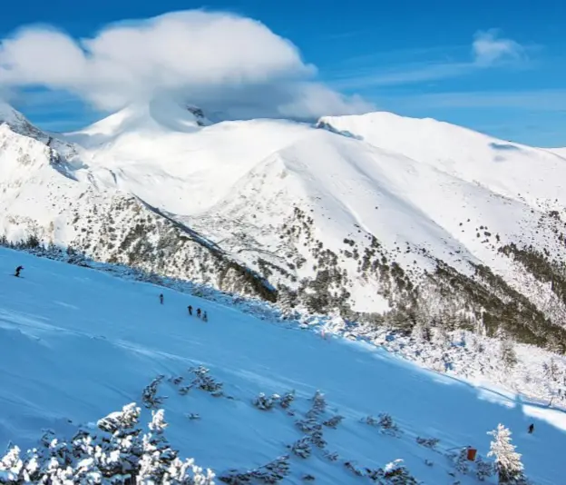  ??  ?? Le piste di Bansko, uno dei centri sciistici più celebri della Bulgaria, contornate dalle cime del gruppo montuoso del Pirin, patrimonio Unesco. Nella pagina accanto, il cambio della guardia davanti al palazzo presidenzi­ale di Sofia.