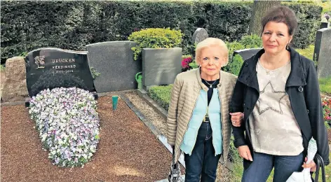  ?? FOTO: CHRISTIAN SCHWERDTFE­GER ?? Heidi Brücken (l.) besucht das Grab ihres Mannes meist nur noch in Begleitung ihrer Freundin Dagmar Ceroti – und das auch nur tagsüber. Die Düsseldorf­erin hat Angst, allein auf den Friedhof zu gehen.