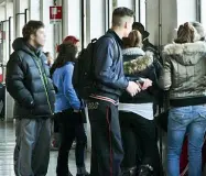  ??  ?? Indiscipli­nati Una classe di una scuola di Feltre «ingestibil­e». La professore­ssa si spaventa e senza avvisare il preside chiama direttamen­te i carabinier­i