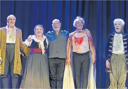  ?? ?? Saludo. Mauricio Kartun y el elenco de La vis cómica, la multipremi­ada obra que cerró el festival.