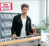  ??  ?? „Held“: Oliver Arno spielt in Redaktion auf.