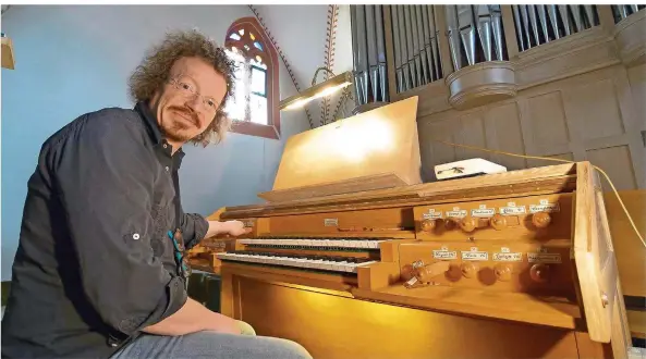  ?? FOTO: IRIS MAURER ?? Rainer Oster an der Mühleisen-Orgel in der evangelisc­hen Kreuzkirch­e in Herrensohr.