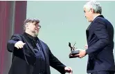  ??  ?? messicano Guillermo del Toro, presidente della giuria di Venezia 75, dopo aver ricevuto il Leone d’oro per il film «Roma»