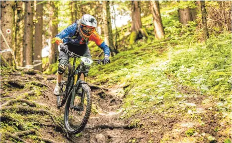  ?? FOTO: NICO GILLES (SZ) ?? Ein guter Bildstabil­isator ist unter anderem bei rasanten Downhill-Fahrten nötig.