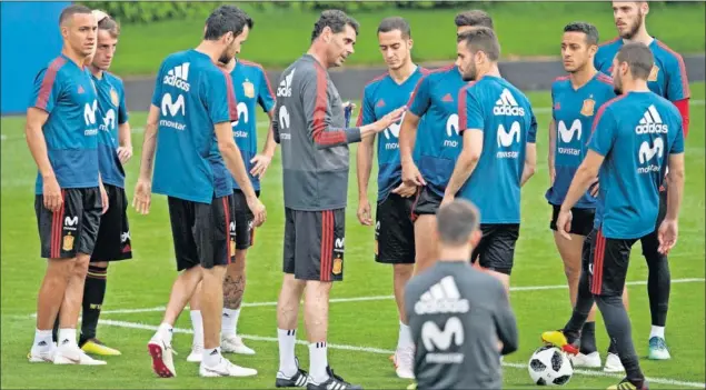  ??  ?? MÉTODO HIERRO. Fernando Hierro, selecciona­dor nacional, durante el entrenamie­nto de España en Krasnodar para preparar el partido ante Marruecos.