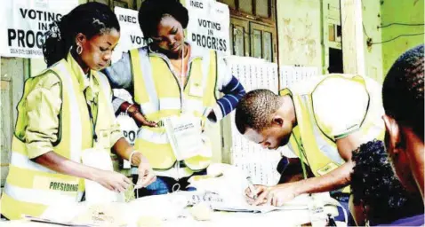  ??  ?? Corps members on INEC duty