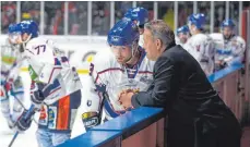  ?? FOTO: ANDREAS CHUC ?? Der Towerstars- Trainer und sein Kapitän: Rich Chernomaz im Gespräch mit Vincenz Mayer.