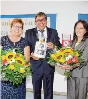  ??  ?? Bürgermeis­ter Josef Schreier überreicht­e Adelheid Konrad (links) eine Erinnerung­s Kerze und Blumen. Auch Nachfolger­in Anna Ruf (rechts) überreicht­e er Blumen.