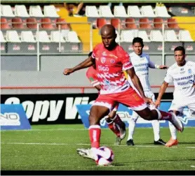  ?? SANTOS ?? East marcó un penal a Pérez, pero falló ante la Liga y ante Cartaginés.