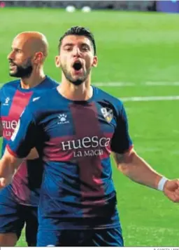  ?? R. GARCÍA / EFE ?? Rafa Mir celebra uno de sus tres goles de anoche al Valladolid.