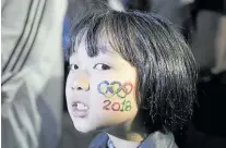  ??  ?? Anillos olímpicos. Cara pintada y mirada curiosa.