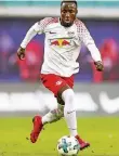  ?? FOTO: DPA ?? Leipzigs Naby Keita stand nach dem Sieg über Schalke im Mittelpunk­t.