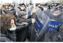  ?? Tolga Bozoglu / Efe ?? La policia conté la protesta estudianti­l ahir a Istanbul.