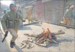  ?? WASEEM ANDRABI/HT ?? ■
Policemen run near road blockades set up by protesters in Srinagar on October 29, 2019.