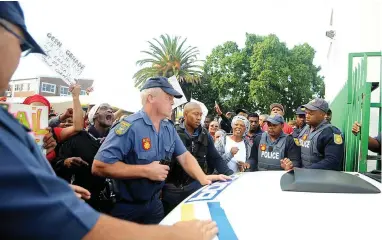  ?? PICTURE: AYANDA NDAMANE ?? ANGER: Elsies River residents protest outside Goodwood Magistrate’s Court. The recent murders of children in the Western Cape angered residents and prompted NGOs to call for a commission of inquiry.