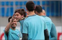  ??  ?? Head boy:
Pedro enjoys a laugh with Marcos Alonso during training in Baku yesterday