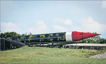  ?? STR / GETTY ?? Un misil R-12, expuesto en el Parque Histórico Militar de Morro Cabaña, en La Habana