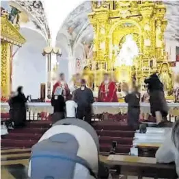  ?? El Periódico ?? Imagen de vídeo de la misa en El Palmar sin medidas de protección.