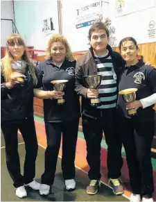  ??  ?? El equipo local, con la capitanía de Diego Zamponi, atesora los trofeos conseguido­s este fin de semana en nuestra ciudad.