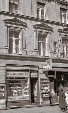  ?? Foto: Wilhelm Nortz, Stadtarchi­v München ?? In diesem Haus in München wohnte Adolf Hitler. In der Nazizeit wies eine Tafel darauf hin. Das Foto entstand im Jahr 1939.