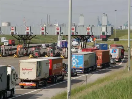  ?? FOTO PVL ?? Op ‘tolvrije’ momenten moet iedereen zich langs rechts in de tunnel murwen. Burgerplat­form Liefkensho­ektolvrij eist minstens een directe open passage.