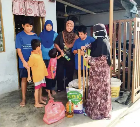  ??  ?? WAKIL Payasum menyampaik­an sumbangan kepada pelajar pusat berkenaan serta anggota keluarga mereka.