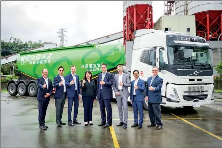  ?? ?? From left, Taikoo Motors Director of Commercial Vehicle: Willy Chen, Taikoo Motors Managing Director: David Tung, Volvo Trucks Vice President of CoE Product Line: Martin Palming, President of TTS: Cynthia Wu, Chairman of TTS: Kung-Yi Koo, Volvo Trucks Vice President of Sales & Marketing: Johan Selvén, Volvo Trucks Market Director: Kamlarp Sirikittiw­atn, Volvo Trucks Product Manager: Ian Sinclair.