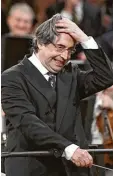  ?? Foto: afp ?? Ein Dirigent und seine Künstler Frisur: Riccardo Muti 2018 in Wien.