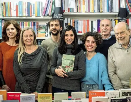  ?? ?? Appassiona­ti Il gruppo di lettori della Libreria del Convegno. Al centro, Francesca Costa, libraia e coordinatr­ice dell’iniziativa (foto LaPresse/Ottico)