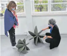  ?? FOTO: HERLINDE GROSS ?? Künstlerin Dorothee Pfeifer (rechts) erläutert einer Besucherin die Herstellun­g der „Bodenblüte“aus gepresster Wellpappe.