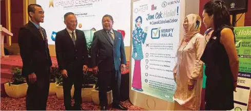  ??  ?? NOGEH (tiga dari kiri) bersama Amnah (dua dari kanan) selepas pelancaran Verify Halal bagi pengguna iOS di PWTC, semalam.