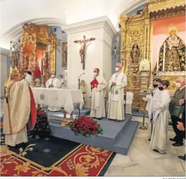  ?? ALEJANDRO RUESGA ?? Monseñor Asenjo bendice la reformada capilla de la Estrella, en la calle San Jacinto.