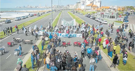  ?? TÉLAM ?? Protesta. Trabajador­es gastronómi­cos ayer en Mar del Plata reclamando reabrir la actividad, cerrada desde que el distrito volvió a fase 3.